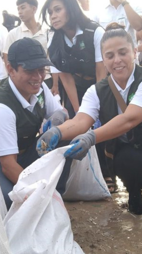 3 Menteri dan Dubes Ramai-ramai Pungut Sampah Plastik di Pantai Bali