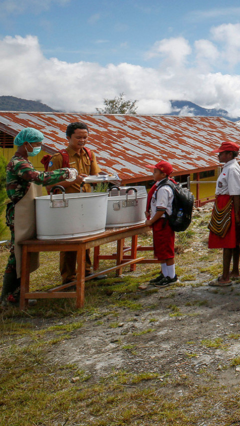 Makan bergizi gratis perdana di Papua Tengah