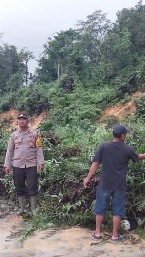 Longsor Putuskan Jalan Nasional di Kawasan Perbatasan Indonesia-Serawak