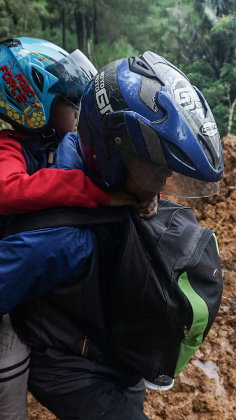 Warga mengungsi untuk menghindari longsor susulan