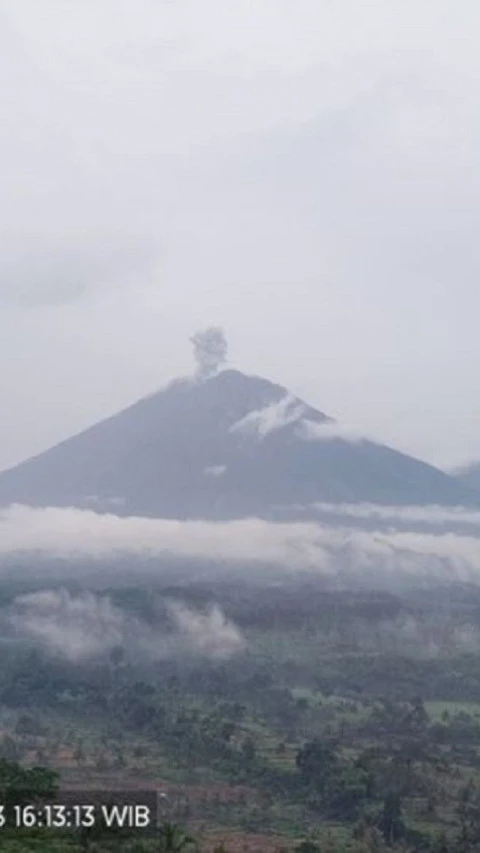 Gunung Semeru Kembali Erupsi dengan Tinggi Letusan 800 Meter 