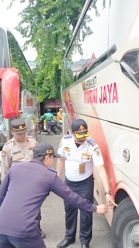 Jelang Libur Imlek, Puluhan Bus di Terminal Kalideres Jalani Ramp Check