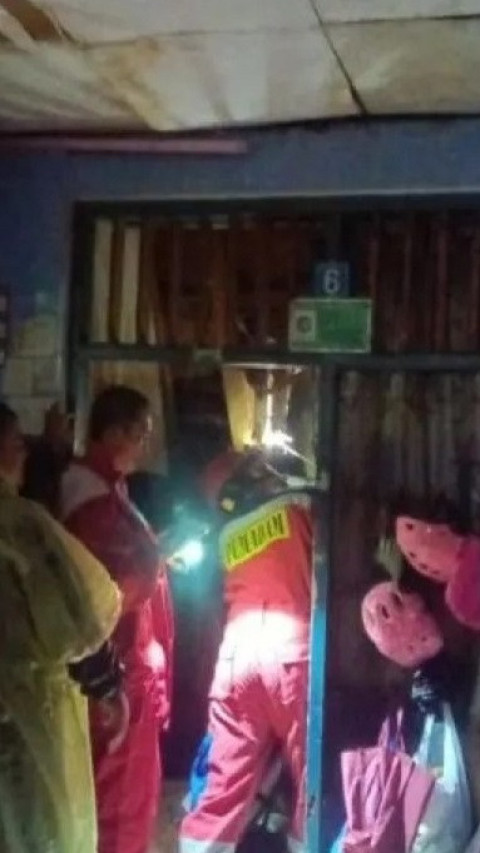 Pada Tengah Malam Bangunan Dua Lantai di Duren Sawit Ini Ambruk, Empat Korban Selamat